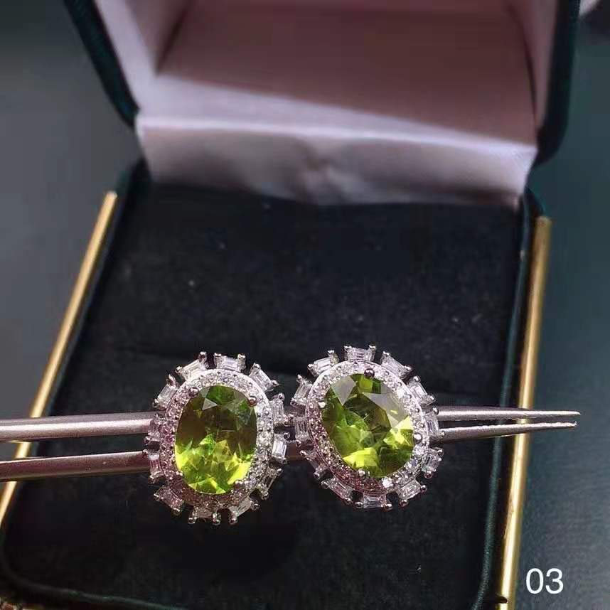 女生戴橄榄石项链有什么意义？橄榄石和月光石哪个好？