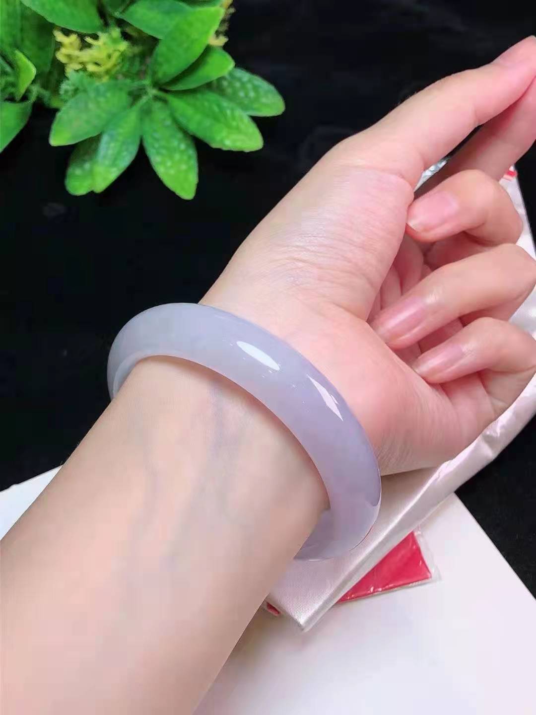 翡翠手镯和黄金手镯可以一起戴吗？翡翠不能和什么一起佩戴？