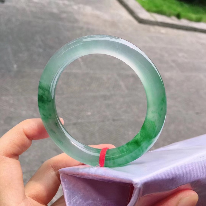 翡翠手镯戴不进去怎么办？翡翠手镯平时要戴哪一只手呢？