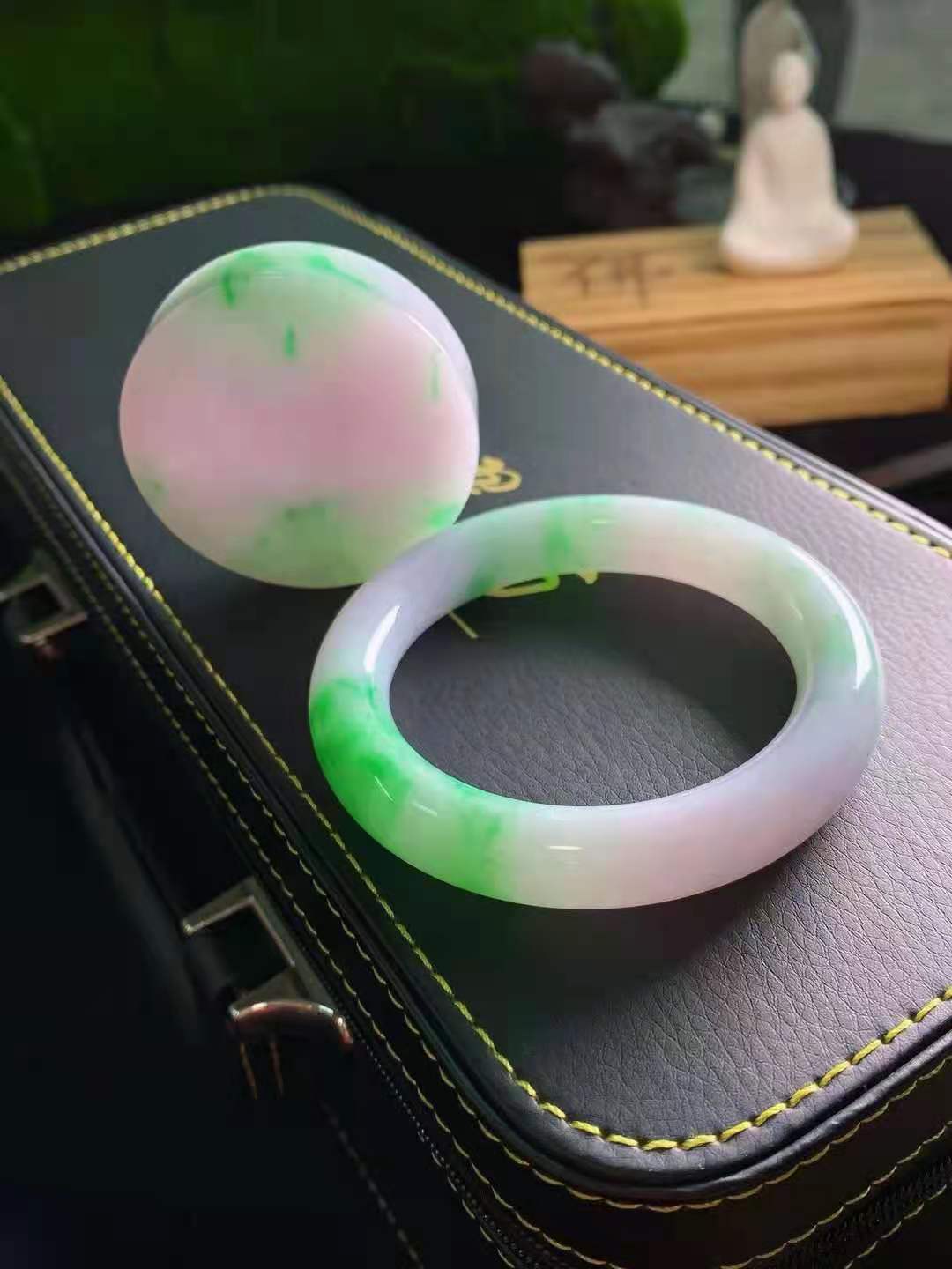 翡翠镯子碎了裂了怎么修复？一起来看看。