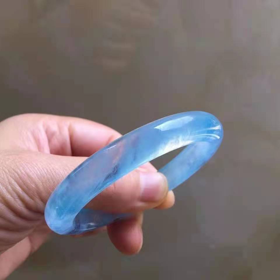 海蓝宝手镯的价格多少？海蓝宝手镯会越戴越亮吗？