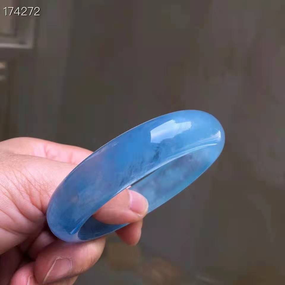 海蓝宝手镯的价格多少？海蓝宝手镯会越戴越亮吗？